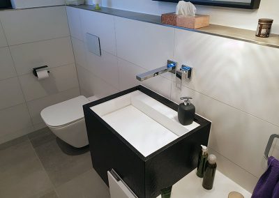 Modernes Gästebad mit Dusche